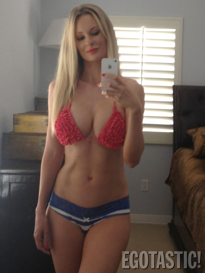 sophie-turner-shows-her-bikini-body-on-twitter-01-675x900.jpg