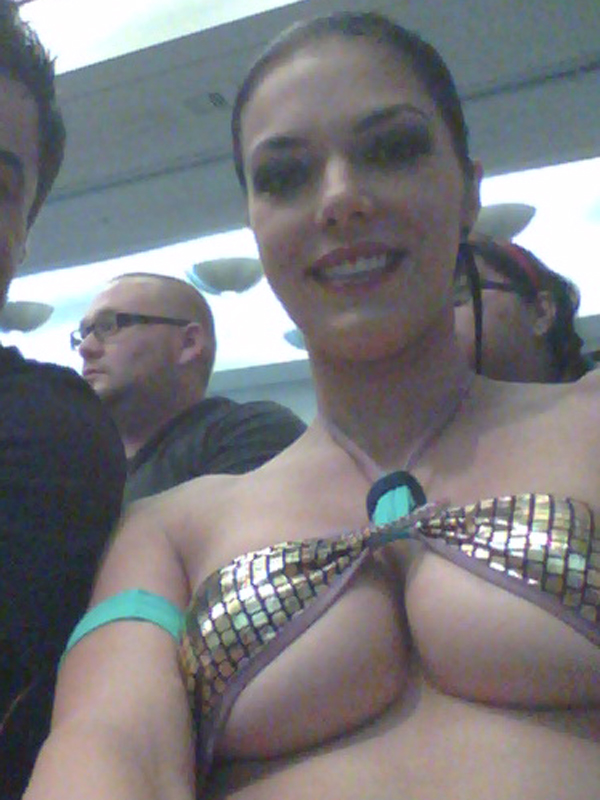 adrianne-curry-at-comic-con-twitter-pic.jpg