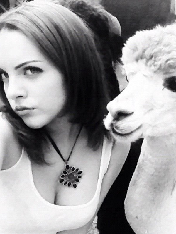 elizabeth-gillies-gives-a-great-view-of-her-cleavage-on-twitter-01.jpg