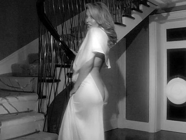 kylie-minogue-flaunts-her-body-in-a-white-dress-01.jpg